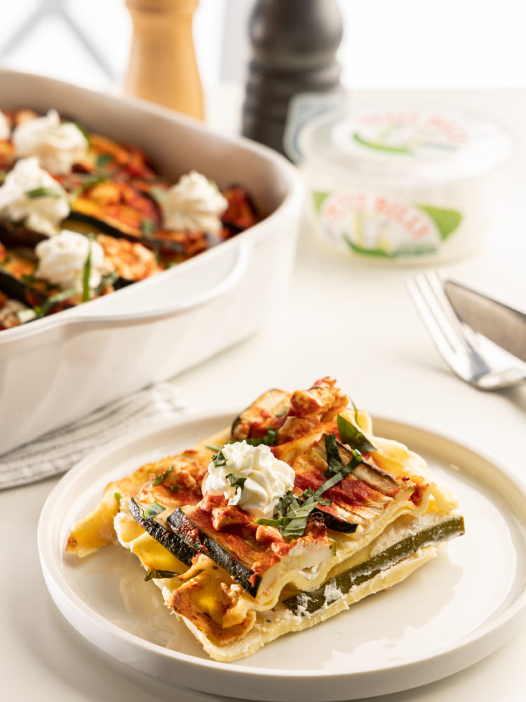 4- Dans un plat disposez les plaques de lasagnes en alternance avec les courgettes et la sauce béchamel. Recouvrez de fromage râpé sur la dernière couche puis enfournez pour 25 minutes de cuisson.