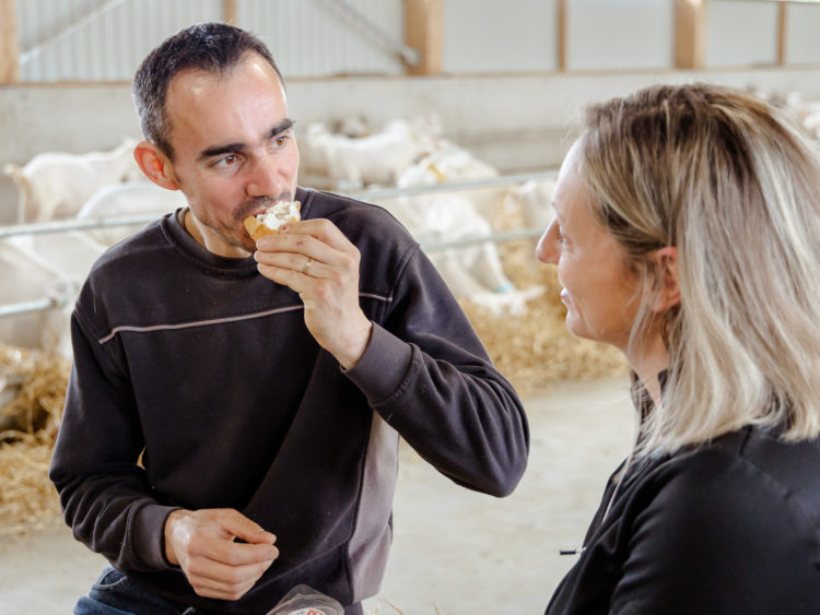 Photo d'un éleveur qui mange du Petit Billy